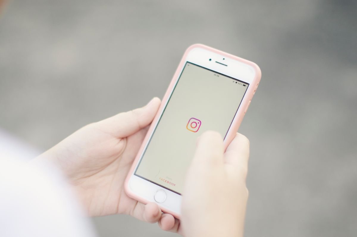 Hands holding a smartphone, representing casual anonymous phone browsing